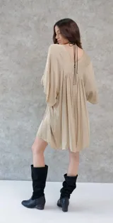 Vestido corto color beige, de raso, con escote en V y mangas 3/4. Corte holgado.