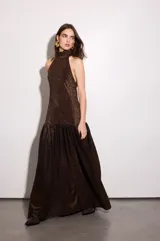 Vestido largo color cobre con escote halter, espalda baja y falda acampanada.