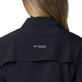 Camisa negra de manga larga para mujer, marca Columbia, modelo Summit Valley Woven. Confeccionada con tejido transpirable Omni-Wick™ y protección solar Omni-Shade™ Broad Spectrum UPF 50. Cuenta con ventilación en la espalda, mangas enrollables con lengüetas, bolsillos en el pecho con cierre de velcro, parche para limpiar gafas de sol, bucle para gafas de sol y presilla interior para colgar.
