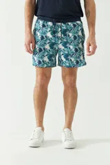 Short de baño estampado con cintura elástica ajustable con cordón, dos bolsillos laterales y uno trasero. Confeccionado en tela ligera de secado rápido y logo bordado.