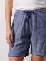 Short azul de lino con pretina elastizada y lazo de ajuste.