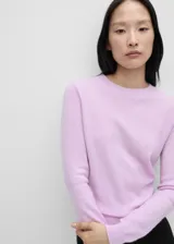 Sweater lila de cashmere con cuello redondo y mangas largas.
