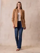 Blazer blanco en crepe, marca Dictionary. Cuello con solapa y abertura central. Delantera con bolsillos. Manga ¾ fruncida y forro interno.