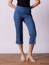 Pantalón capri de denim azul, marca Ruby Rd. Pretina ancha elastizada, bolsillos simulados delanteros, bolsillos aplicados traseros y ruedo desflecado.