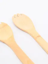 Set de dos cucharas de bambú para servir ensalada.