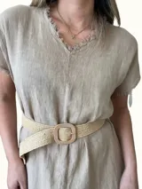 Vestido midi azul marino de lino, corte recto, con cuello en V, mangas cortas y detalle de flecos en ruedo y mangas.