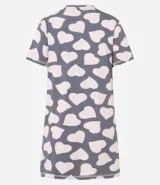 Camisón corto de viscosa color gris con estampado de corazones rosados, cuello redondo, mangas cortas y bolsillo pequeño en el pecho.