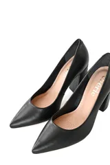 Zapato de tacón alto, tipo stiletto, color negro. Fabricado en cuero liso con tacón bloque texturizado.
