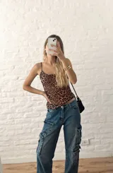 Musculosa marrón con estampado animal print, breteles finos y corte ajustado.