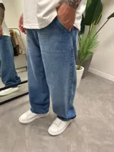 Pantalón de jean celeste, corte amplio tipo baggy.