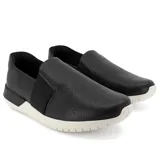 Championes casuales Usaflex Corina de cuero negro con suela blanca.