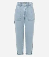 Pantalón de jeans estilo mom, tiro alto, color celeste claro lavado. Presenta bolsillos delanteros tipo carpinteiro con costuras marcadas y puños doblados en el bajo.