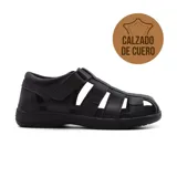 Sandalia de cuero negro con tiras anchas y ajuste con velcro.