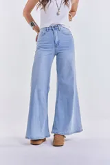 Pantalón de jean celeste, corte wide leg, tiro alto y sin lycra.