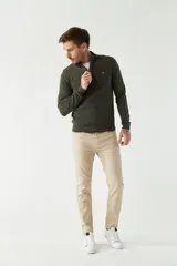 Sweater tejido verde oscuro para hombre, de cuello alto con medio cierre, puños y logo bordado.