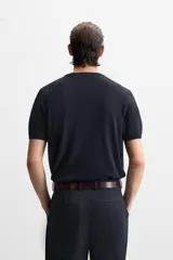 Camiseta azul marino de punto con mezcla de viscosa, corte regular fit, cuello redondo, manga corta y terminaciones en rib.