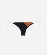 Traje de baño de dos piezas con corpiño triangular y bombacha con lazos laterales. Diseño con bloques de color en negro, blanco y marrón. La bombacha tiene efecto levanta pompis.