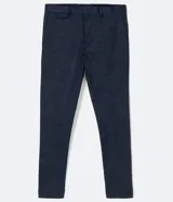 Pantalón de traje de corte super slim, color azul oscuro, confeccionado en tejido de poliviscosa con textura discreta. Presenta trabillas en la cintura, cierre de cremallera y botón, y bolsillos laterales y traseros.