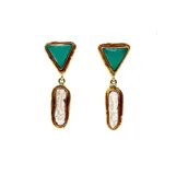 Caravanas con diseño fresco, compuestas por piedra aqua y perla barroca, en un elegante marco de bronce.