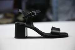 Sandalia de cuero negra con tira ancha sobre los dedos, pulsera con hebilla al tobillo y taco cuadrado.