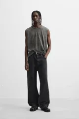 Musculosa gris con efecto lavado, cuello redondo y sisa ancha.