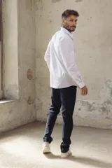 Camisa blanca de corte slim fit, manga larga y cuello clásico. Cierre frontal con botones.