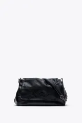 Bolso de hombro negro con cuerpo acolchado con costuras y tres compartimentos, uno de ellos con cierre mediante cremallera. Asa de hombro con cadena. Interior forrado con bolsillo. Cierre mediante imán.