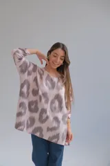 Sweater oversized de cuello redondo y manga larga con estampado animal abstracto en tonos beige y marrón.