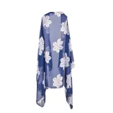 Kimono largo de gasa sintética liviana color azul con estampado de flores blancas. Tiene calce suelto y ruedo irregular con puntas.