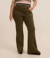 Pantalón flare color verde militar confeccionado en sarga con elastano, tiro alto, cintura ancha con trabillas, doble botón, cierre por cremallera, bolsillos y detalle de recortes.