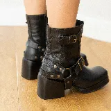 Bota corta de cuero vacuno color gris con textura tipo piel de reptil, taco de madera foleado y estribo desmontable.