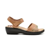 Sandalia de cuero color beige con plataforma baja y tira delantera con detalle de textura.