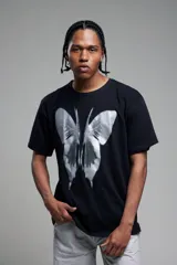 Remera de algodón blanco con estampado serigráfico de mariposa en negro.