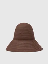 Sombrero marrón de papel con ala ancha.