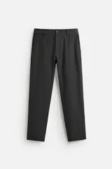 Pantalón slim fit negro confeccionado en tejido con elasticidad en ambas direcciones. Cuenta con bolsillos frontales y traseros de vivo con botón. Cierre frontal con cremallera y botón.