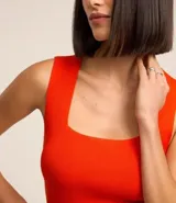 Blusa cropped naranja de punto con escote cuadrado y bretel ancho.