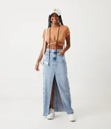 Blusa básica de algodón color tostado, de manga corta con dobladillo y nudo frontal.