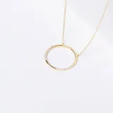 Gargantilla dorada con dije circular con circonias incrustadas, de plata 925 con baño de oro.