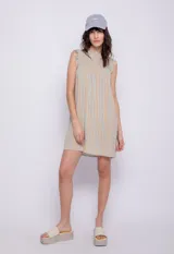 Vestido corto estampado con cuello alto y sin mangas. Cuenta con pequeños volados en hombros y cuello.