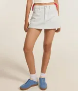 Short pollera de sarga de algodón con estampado a rayas.