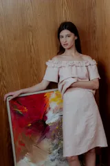 Falda midi de lino color rosa pálido, corte evasé.