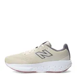 Championes de running New Balance modelo Fresh Foam 520 para mujer, color beige claro con detalles en gris oscuro y rosado. Presentan malla tejida en el upper, logo 'N' lateral en gris, entresuela blanca con tecnología Fresh Foam y suela exterior en tono rosado con motas.