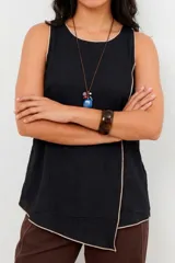 Musculosa color crudo con cuello redondo y ribete marrón en cuello, sisas y ruedo. Diseño cruzado en el frente y aberturas laterales.