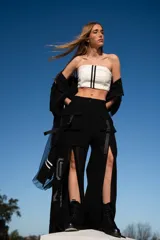 Crop top blanco con textura y dos líneas horizontales negras en el centro.