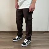 Pantalón cargo marrón de corte recto con bolsillos laterales.