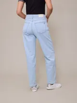 Pantalón de jean azul de corte recto, con tiro alto y bolsillos delanteros y traseros. Confeccionado en denim con elastano.