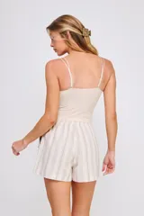 Top color crema de encaje elastizado con breteles finos ajustables, escote en V y copa interna formada.