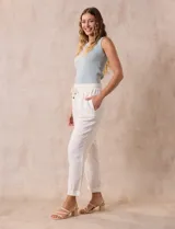 Pantalón de lino color blanco, marca Cable & Gauge, con pretina ancha elastizada, lazo de ajuste, bolsillos delanteros y ruedo con botamanga.