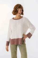 Sweater color camel con tejido de trenzas y terminaciones en color beige.