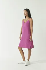 Vestido corto negro de algodón con escote en V y tirantes finos.